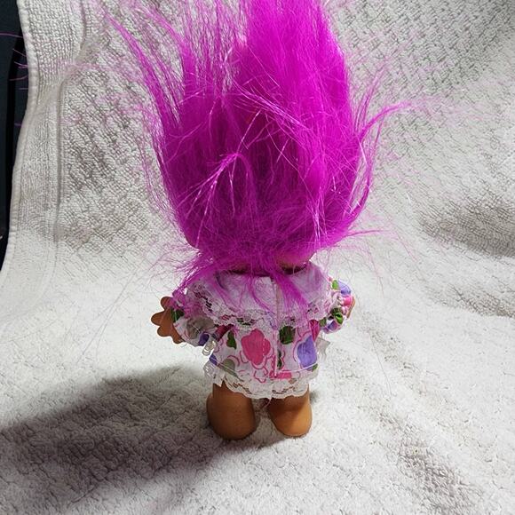 "HAPPY BIRTHDAY" Russ Troll w/Cute Flower Dress & Fuscia hair - Picture 3 of 4